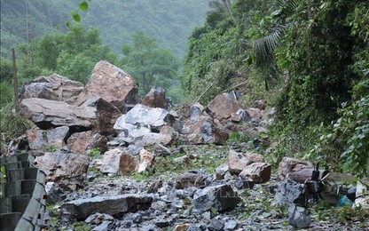 Nhiều tảng đá kích thước như xe tải sạt trượt xuống quốc lộ 3