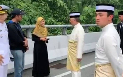 Khi nhà vua dừng xe giúp đỡ người bị tai nạn giao thông