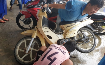 Phú Quốc:Hàng trăm xe máy bị ngập nước được thay nhớt, sửa chữa miễn phí