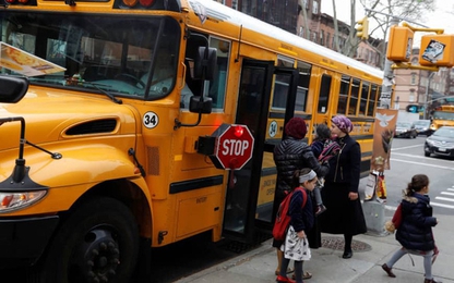 Các nước giam bằng lái, phạt tù tài xế bỏ quên học sinh trên xe