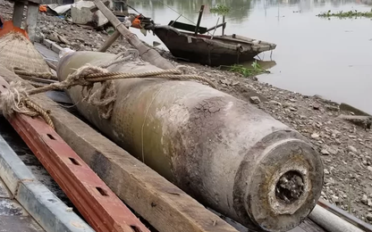 Quả bom nặng hơn 200 kg nằm dưới chân cầu ở Hải Phòng