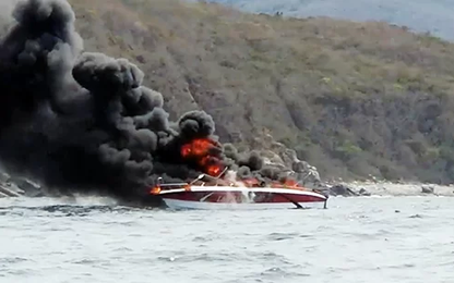 Ca nô du lịch bốc cháy trên vịnh Nha Trang