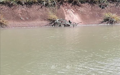 Một chiến sĩ công an hi sinh khi tìm người mất tích dưới kênh