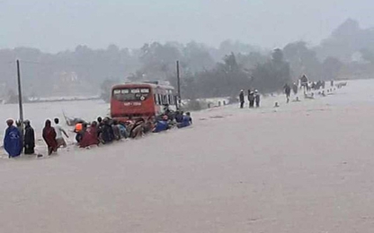 Lời kể của “người hùng” lao xuống dòng lũ cứu hơn 60 công nhân