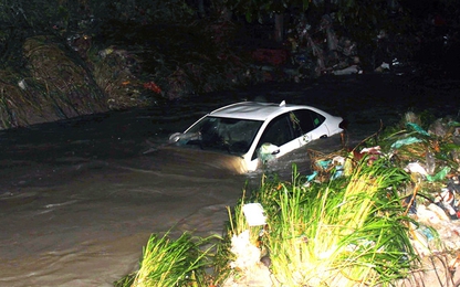 Cứu 4 người trong ôtô bị nước cuốn trôi ở suối Săn Máu