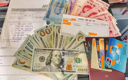 Trao trả ngoại tệ trị giá 125 triệu đồng cho khách quên trên máy bay