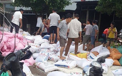 Người dân thu gom gạo giúp tài xế