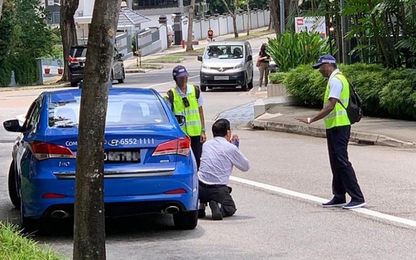 Bị phát hiện hút thuốc trong xe, tài xế taxi quỳ xin lỗi cảnh sát