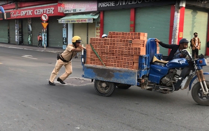 Xe chở gạch cồng kềnh chết máy giữa đường, CSGT không phạt mà đẩy giúp