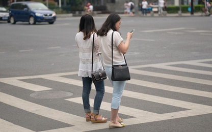 Trung Quốc phạt tiền người đi bộ xem điện thoại khi sang đường