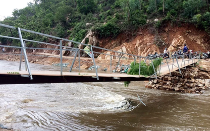 Cầu gãy, hơn 1.000 người trên đảo bị cô lập