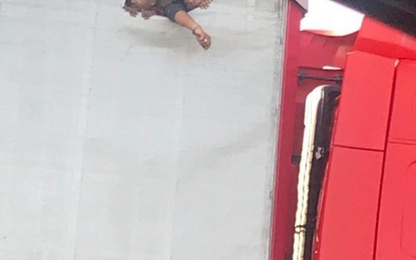 Người nhập cư đục lỗ trên thùng xe tải vượt biên để lấy không khí