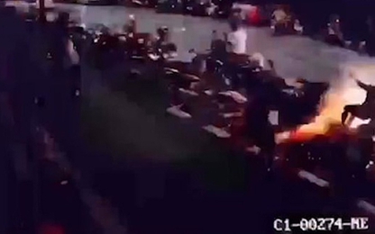 Dây điện 22.000 volt tóe lửa, rơi trúng người đứng trên vỉa hè