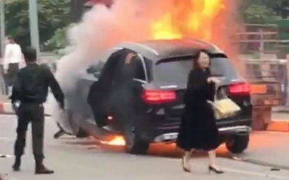 CSGT khuyến cáo rủi ro khi đi giày cao gót lái xe