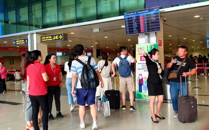 Tắt loa, Tân Sơn Nhất lắp thêm màn hình lớn song ngữ Việt - Anh