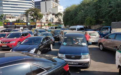 Ùn ứ tại trạm kiểm định vì nhiều người mua ô tô đi chơi Tết