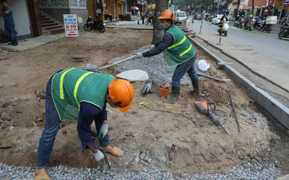 Lòng đường, vỉa hè bị xới tung