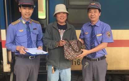 Tổ tàu SE22 trả lại gần 60 triệu cho hành khách bỏ quên