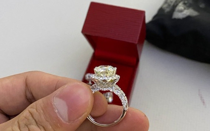 Bỏ quên túi xách chứa kim cương trên máy bay