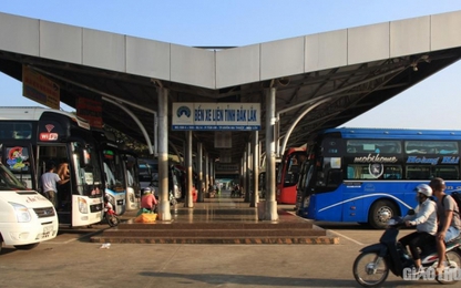 Còn một khách, bến xe vẫn điều xe chở về quê ăn Tết