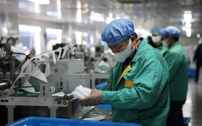 Hãng xe, công ty xăng dầu lao vào làm khẩu trang