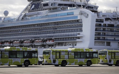 Những hành khách đầu tiên rời du thuyền Diamond Princess sau cách ly