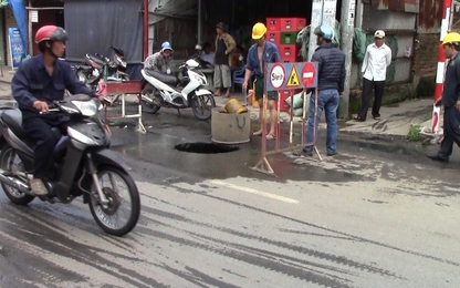 Hố tử thần xuất hiện khiến một xe ô tô bị mắc kẹt