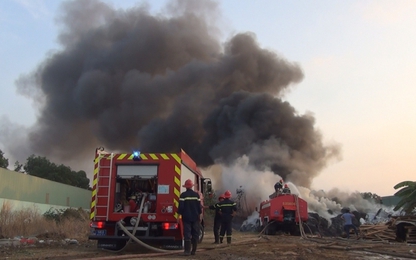 TP.HCM:Lửa bao trùm bãi phế liệu khiến nhiều người hoảng sợ