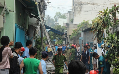 Cháy phòng trọ kế bên, trường mầm non đưa em bé tháo chạy