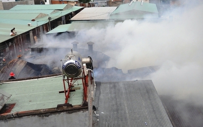 Cả khu phố náo loạn khi xưởng gỗ bốc cháy