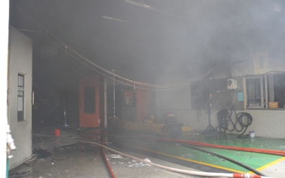 Bà hỏa ghé thăm, showroom ô tô bị thiêu rụi