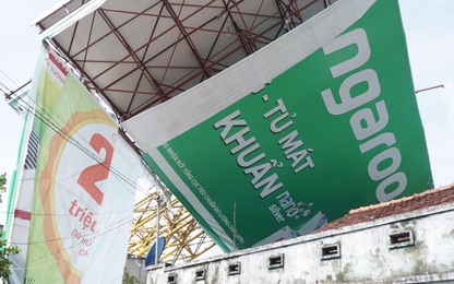 Biển quảng cáo ngoài trời đè sập nhà dân