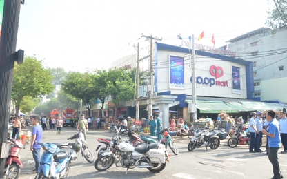 Cháy siêu thị Co.opmart, nhiều người cùng dập lửa nhưng bất thành
