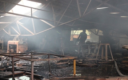 Xưởng gỗ bốc cháy thiêu rụi nhiều tài sản