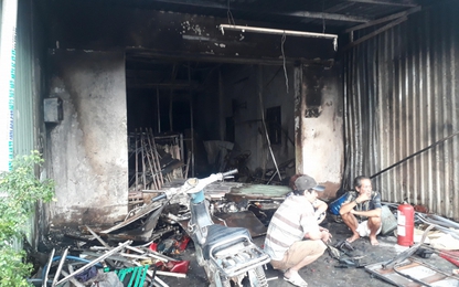 Tiệm sửa xe cháy rụi lúc rạng sáng