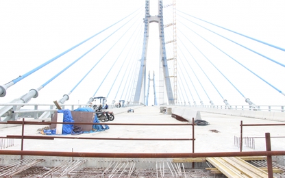 Khẩn trương khắc phục, sửa chữa dầm ngang cầu Vàm Cống