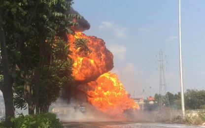 Tp.HCM: Xe bồn chở xăng bốc cháy ngùn ngụt