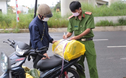 Hàng trăm người dân từ TP.HCM tự ý về quê phải “quay đầu”