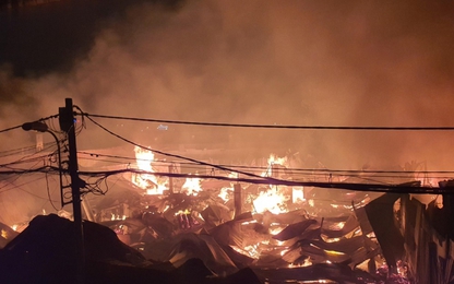 TP.HCM biển lửa bao trùm xưởng gỗ trong đêm