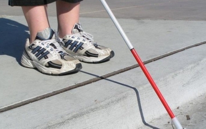 Độc đáo gậy thông minh giúp người khiếm thị nhận diện người thân