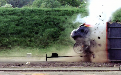 Chiếc xe hơi biến dạng khi thử nghiệm va chạm ở tốc độ 192 km/h