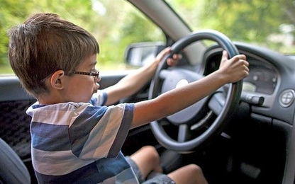 Trời nắng nóng, đừng “bỏ quên” trẻ trên ôtô