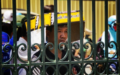 Giây phút ngóng chờ tin con " vượt vũ môn"