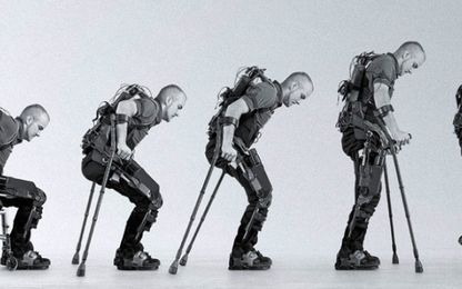 Khung xương robot giúp người tàn tật đi lại được