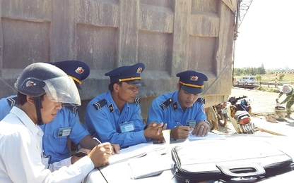 Đất đá đổ xuống đèo Sơn La, gây tắc đường hơn 4Km