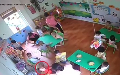 Trẻ 16 tháng tuổi bị cô giáo bạo hành vì ăn chậm