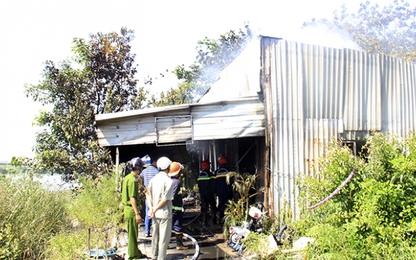 Bà hỏa thiêu rụi 3 căn nhà ở vùng ven Sài Gòn