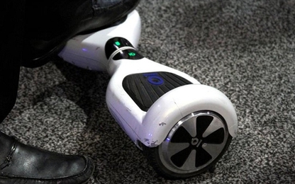 Dùng hoverboard trong đêm Giáng sinh, linh mục Philippines bị đình chỉ công việc