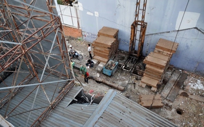 Giàn ép cọc bê tông đổ sập, hơn 20 người may mắn thoát chết
