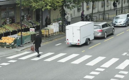 Volkswagen "trêu" người đi đường với hệ thống Trailer Assist.